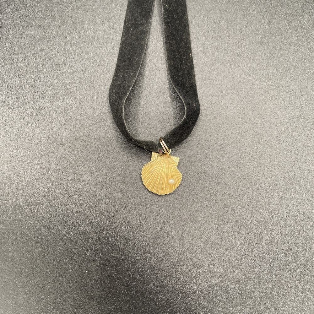 Trifari Gold Tone Small Seashell With Pearl Pendant Black Velvet Choker Necklace